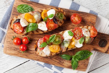 Bruschetta domates, mozzarella ve fesleğen ile