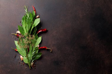 Bitkiler ve baharatlar masada.