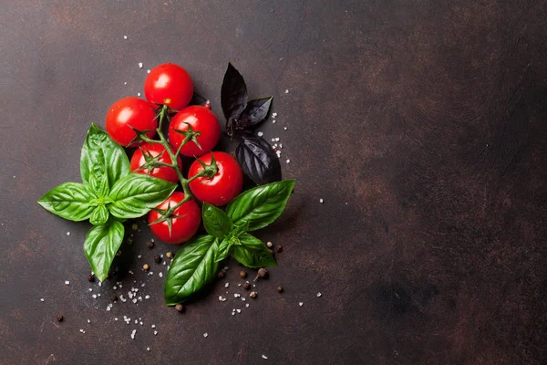Tomaten en basilicum op tafel — Stockfoto