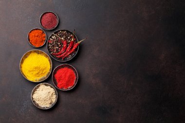 Çeşitli renk baharat ve otlar