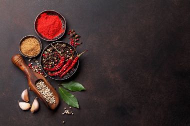 Çeşitli renk baharat ve otlar