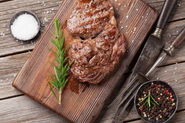 Baharatlı ızgara biftek.