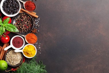 Çeşitli baharatlar ve otlar.