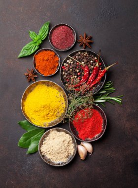 Çeşitli baharatlar ve otlar.