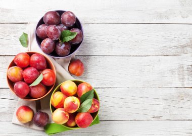 Kaselerde taze olgun erik