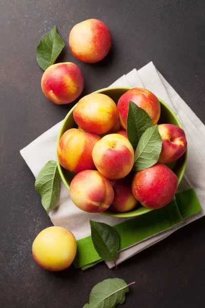 Fresh ripe peaches — Stock Photo, Image