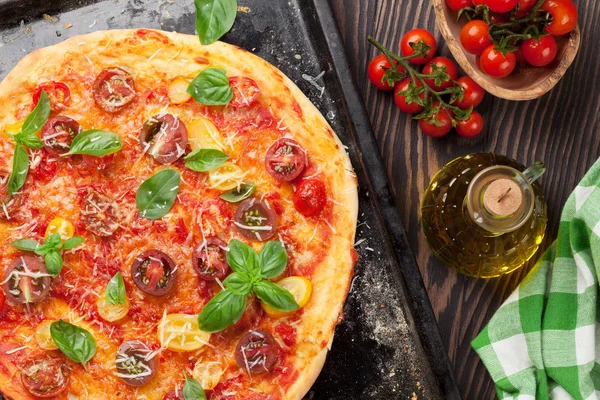Pizza con tomates, mozzarella y albahaca —  Fotos de Stock