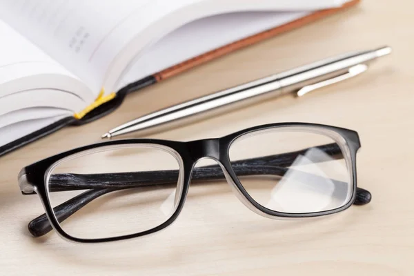 Notatnik, długopis i okulary — Zdjęcie stockowe