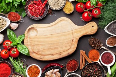 baharat, ot ve kesme tahtası 