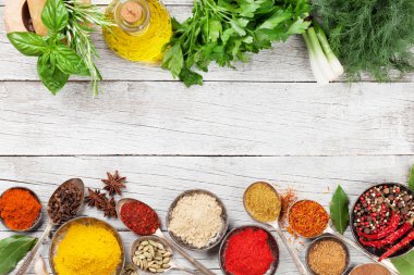 baharat ve otlar kase ve kaşık
