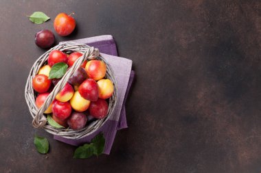 Taze olgun şeftali ve Erik