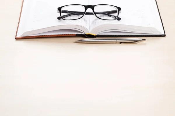 Bloco de notas, caneta e óculos — Fotografia de Stock