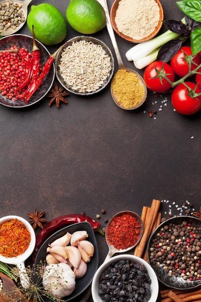 Çeşitli baharatlar ve otlar.