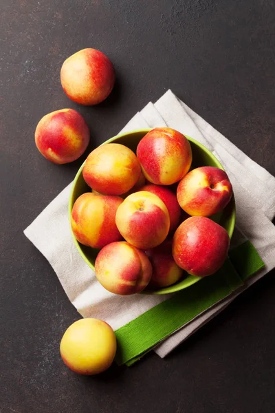 Fresh peaches in bowl — Stock Photo, Image