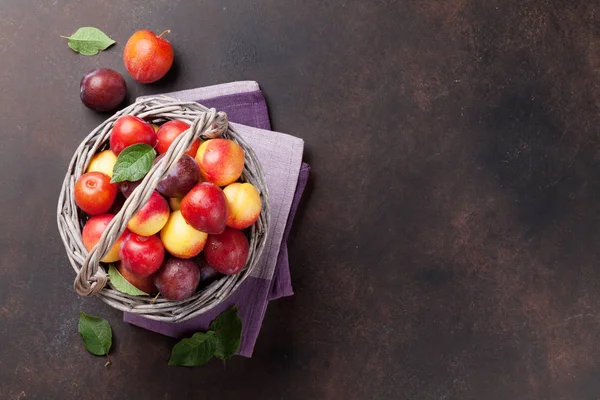 Taze olgun şeftali ve Erik