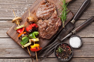 Izgara sebze ve sığır eti biftek