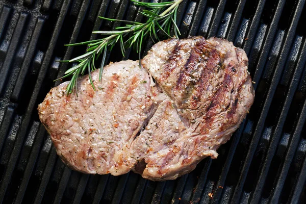 Filete de res a la parrilla con romero —  Fotos de Stock