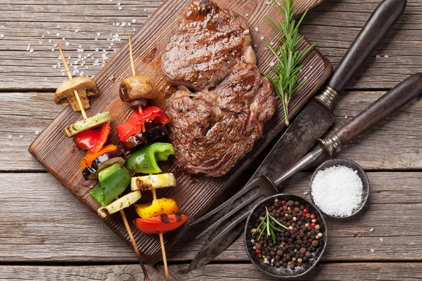 Izgara sebze ve sığır eti biftek