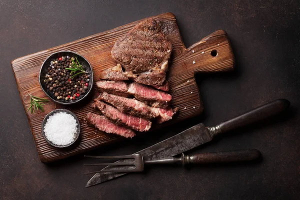 Bistecca di manzo alla griglia con spezie — Foto Stock