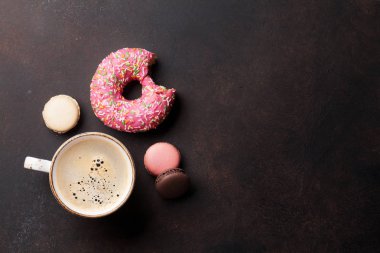 kahve fincanı ve tatlılar