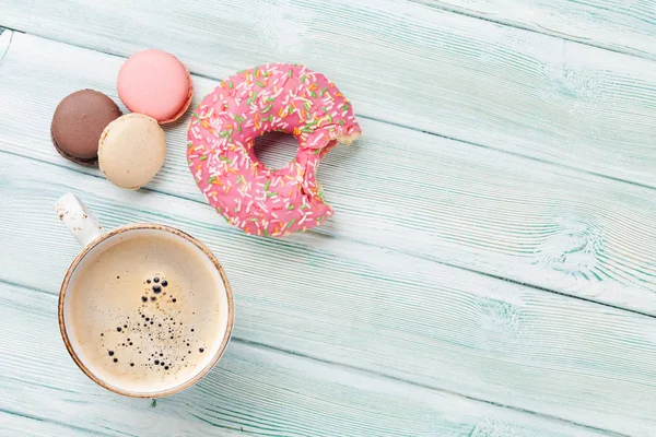 kahve fincanı ve tatlılar