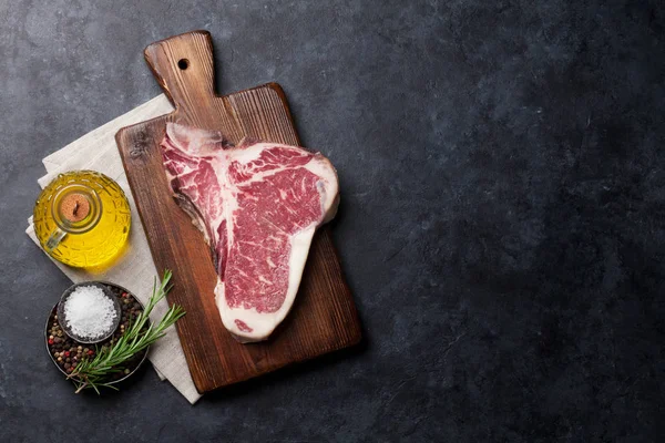 Syrový steak z kosti — Stock fotografie