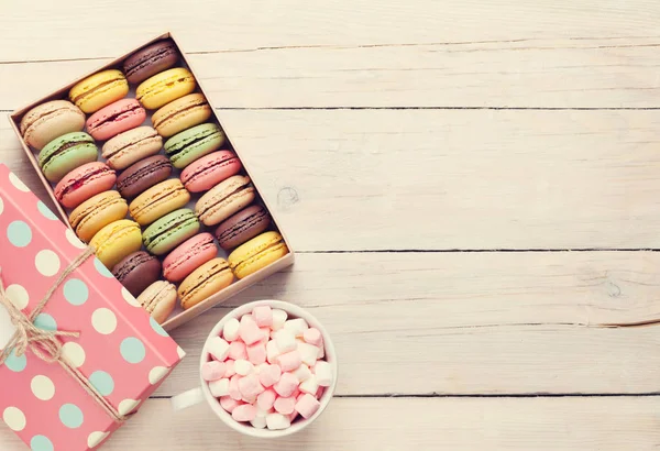 Macaroons coloridos e marshmallow — Fotografia de Stock