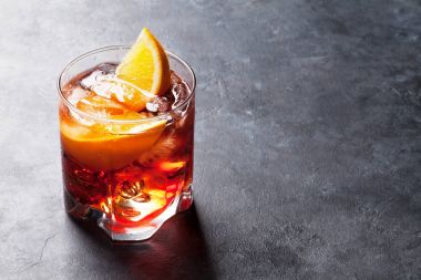 Negroni kokteyl cam 
