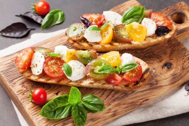 Bruschetta domates, mozzarella ve fesleğen ile