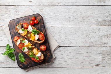 Bruschetta domates, mozzarella ve fesleğen ile