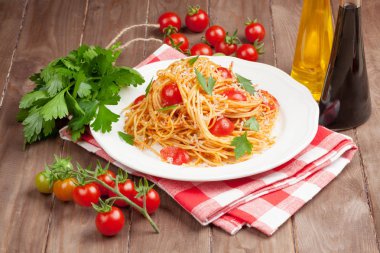 Spagetti makarna domates ve maydanoz ile