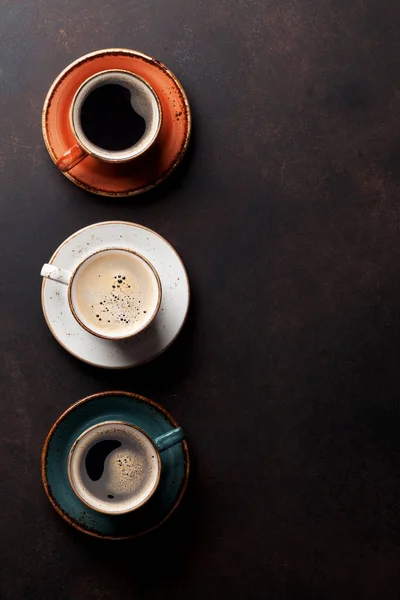Mutfak masasının üzerinde kahve fincanı — Stok fotoğraf
