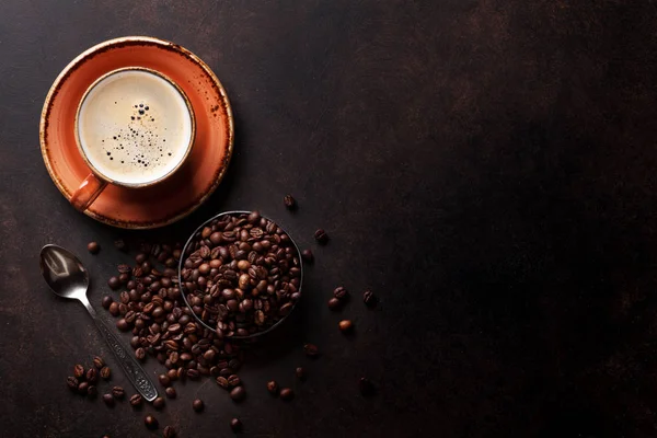 Чашка кофе на кухонном столе — стоковое фото