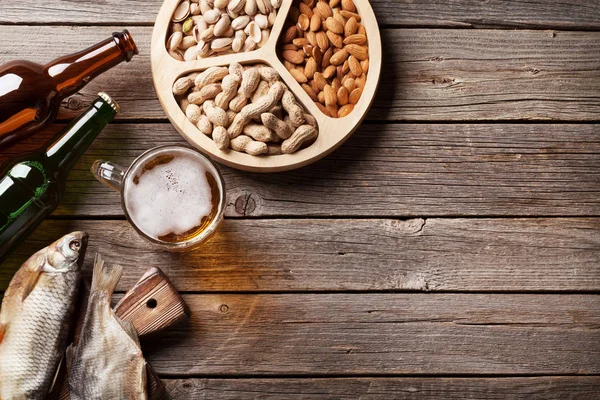Bier, Nüsse und gesalzener Fisch — Stockfoto