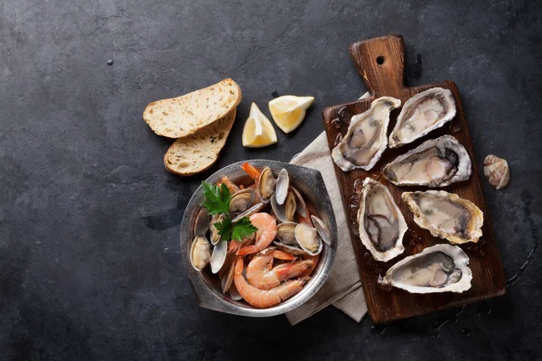 Oysters, prawns and scallops — Stock Photo, Image