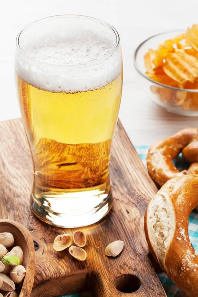 Пиво, орехи, чипсы и крендельки — стоковое фото