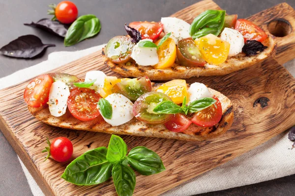 Bruschetta domates, mozzarella ve fesleğen ile