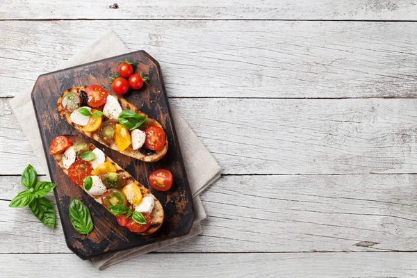 Bruschetta aux tomates, mozzarella et basilic — Photo