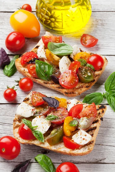 Bruschetta domates, mozzarella ve fesleğen ile