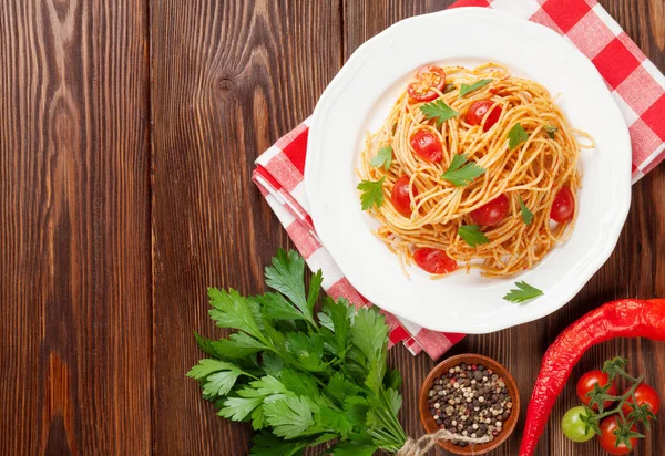 Spagetti makarna domates ve maydanoz ile