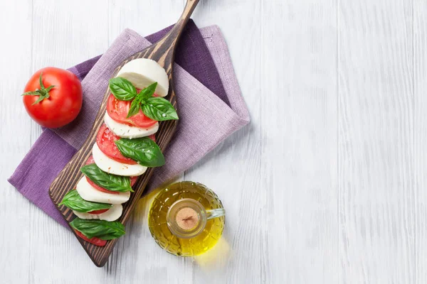 Mozzarella, tomates y albahaca — Foto de Stock