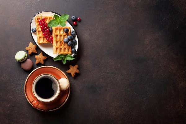 Caffè, dolciumi e cialde con bacche — Foto Stock