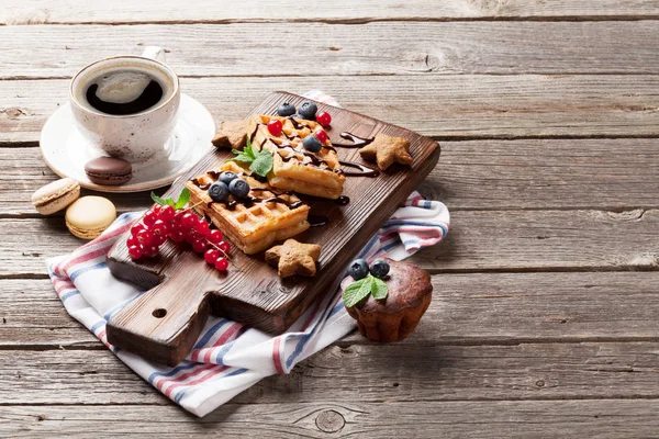 Kaffee und Waffeln mit Beeren — Stockfoto