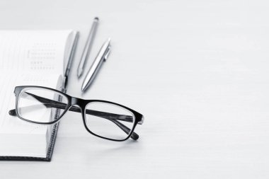 Not Defteri, kalem, kurşun kalem ve gözlük