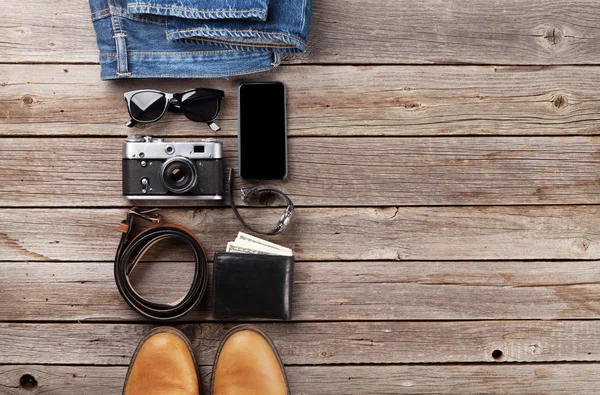 Jeans, zapatos, gafas, cámara y smartphone — Foto de Stock