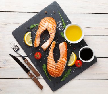 somon, salata ve çeşniler
