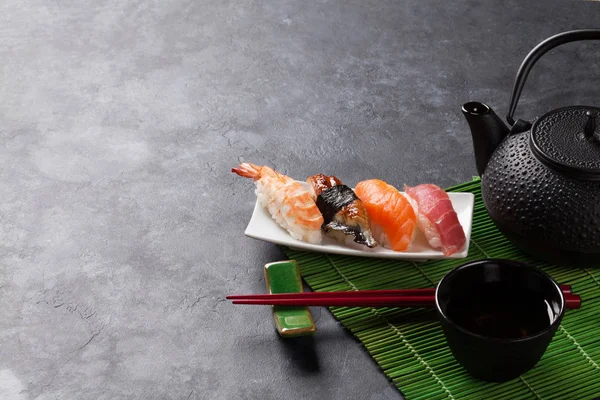 Conjunto de sushi e chá verde — Fotografia de Stock