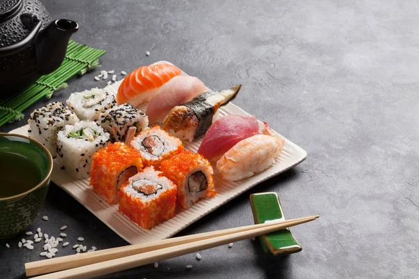 Set sushi, maki en groene thee — Stockfoto