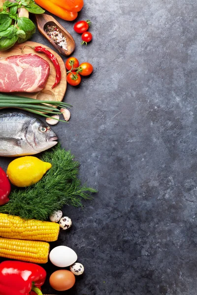 Balık, et, domates ve yumurta 