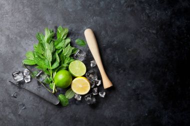 Nane, limon, buz ve mutfak eşyaları